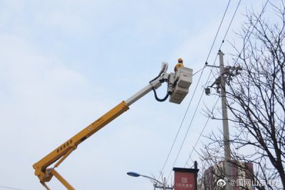 在10千伏彩印廠線(xiàn)華明分支19號(hào)桿進(jìn)行帶電更換發(fā)熱線(xiàn)夾