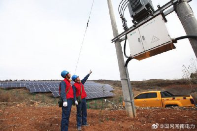 上門巡視檢查光伏發(fā)電線路、設(shè)備的運(yùn)行情況