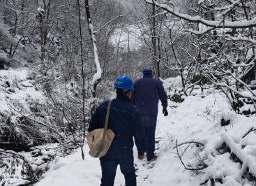 冒雪搶修，只為盡早恢復供電