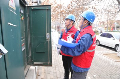 在東門(mén)外村對(duì)設(shè)備的工作狀況進(jìn)行檢查
