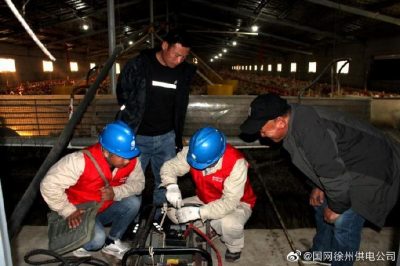 宣傳安全用電知識(shí)，現(xiàn)場(chǎng)講解漏電保護(hù)器、插座等常識(shí)