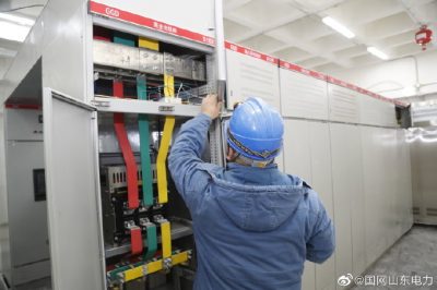 在某新建小區(qū)配套工程配電室進行電表箱、電表的安裝工作