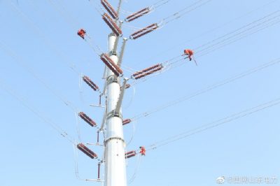 對新建線路進(jìn)行防震錘、間隔棒的安裝作業(yè)
