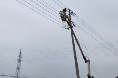 在10千伏孫化屯線28號(hào)桿李劉莊開關(guān)電源側(cè)進(jìn)行帶電接火作業(yè)