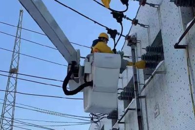 開展上夼線、曹家線、宋家線三條10千伏出線的帶電卡、接火工作