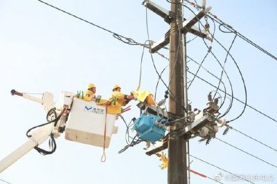 在10千伏東環(huán)2號(hào)線東關(guān)分支線1號(hào)桿開(kāi)展帶電切改負(fù)荷工作