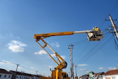 對10千伏段家線73號桿進行帶電接火作業(yè)