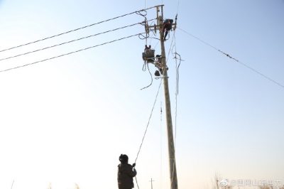 隊10千伏青倉線部分老舊線路設(shè)施進行改造施工
