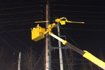 施展絕技帶電斷、接引流線恢復10千伏線路供電