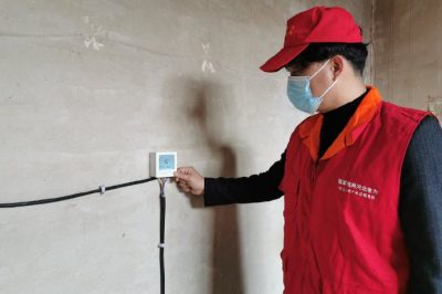 對(duì)轄區(qū)內(nèi)煤改電用戶進(jìn)行走訪，檢查取暖設(shè)備