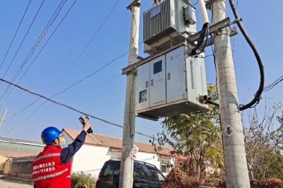 對宋屯子村的煤改電配電變壓器進(jìn)行巡視及測溫工作