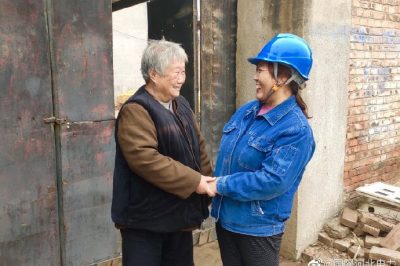 一邊幫助檢查室內用電線路，消除用電隱患