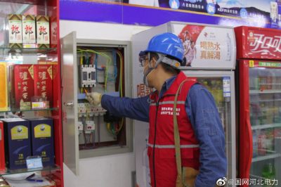 國網(wǎng)海興縣供電公司為村民檢查供暖設(shè)備，確保設(shè)備運行正常