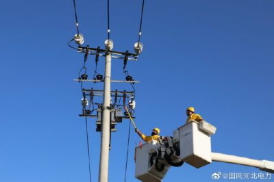 在10千伏746東孫樓線36號桿帶電更換設(shè)備線夾