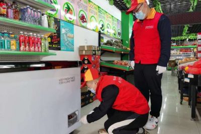 在轄區(qū)超市、門店進(jìn)行安全用電檢查