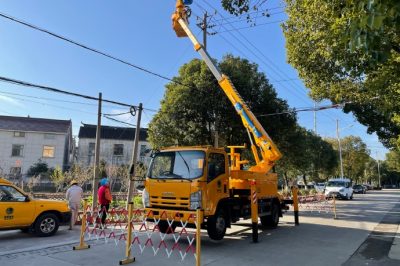到海虞鎮(zhèn)周行10千伏戴壩線75號桿進(jìn)行帶電作業(yè)