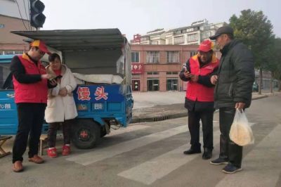 深入到街道各攤點(diǎn)、超市等處指導(dǎo)客戶登錄“網(wǎng)上國網(wǎng)”交納電費(fèi)