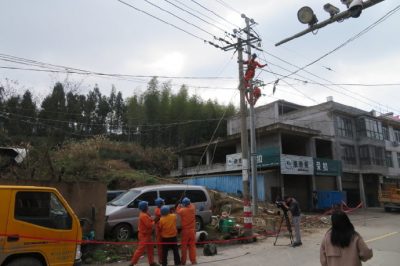 開展10千伏墩頭線電力聯(lián)絡(luò)線的立桿、放線和智能開關(guān)搭接施工