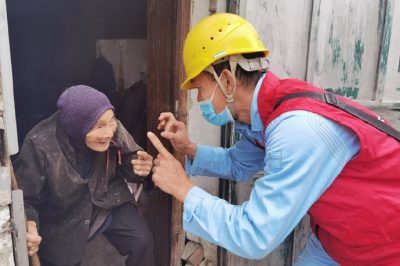為百歲老人家里檢查用電線路、跟換插座及打掃衛(wèi)生