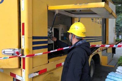 廣東陽江海陵島供電局為馬拉松?！半姟弊o航