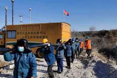 對鉆孔上方10千伏線路進行切改，敷設300米電纜
