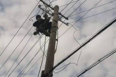 開(kāi)展接戶線、銹蝕表箱改造，努力增荷供電可靠性