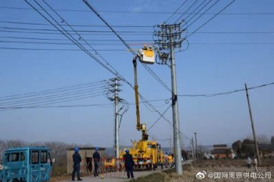 開展雄州變，龍池變，程橋變和長城變開展帶電安裝護(hù)套工作