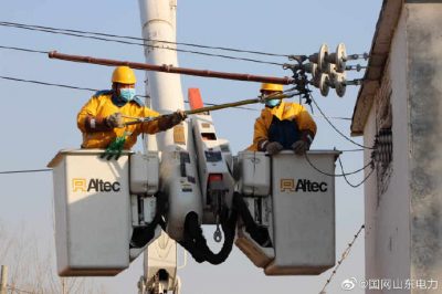 帶電斷接十二廟臺(tái)區(qū)的引流線，更換老化的跌落開(kāi)關(guān)