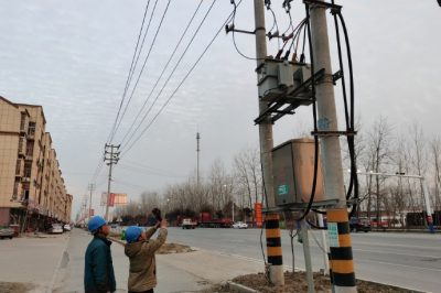 對(duì)配電變壓器、柱上開關(guān)等線路設(shè)備進(jìn)行特巡、測溫