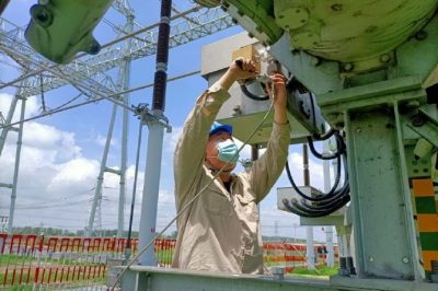 500千伏高郵變壓力偏低六氟化硫設(shè)備進(jìn)行補氣工作
